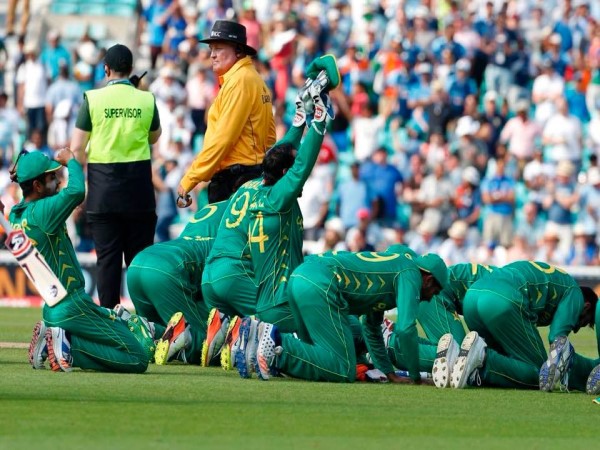 मैदान में लेट गए पाकिस्तान के खिलाड़ी