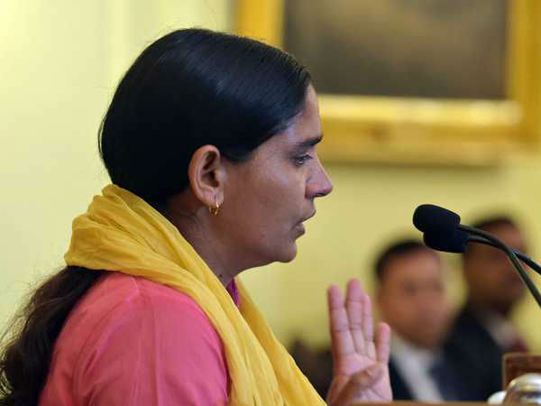 महिला कुली की कहानी सुनकर भावुक हुए राष्ट्रपति 