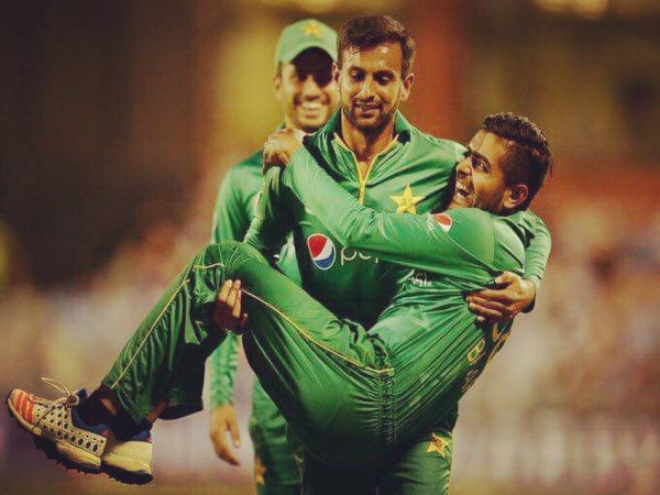 शोएब मलिक ने गोद में उठाया