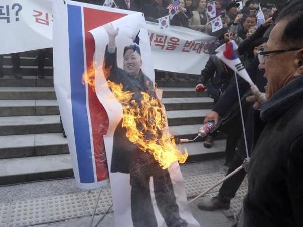 प्रदर्शनकारी नहीं चाहते नॉर्थ कोरियाई टीम