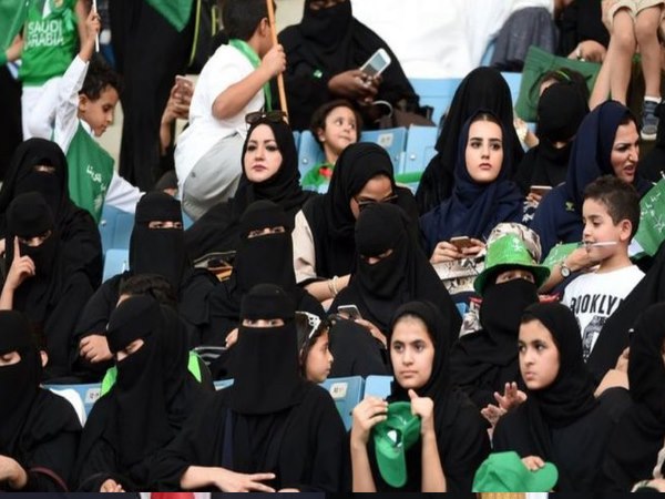 सऊदी अरब: महिलाओं का पहली बार स्टेडियम में हुआ वेलकम सऊदी अरब: महिलाओं का पहली बार स्टेडियम में हुआ वेलकम