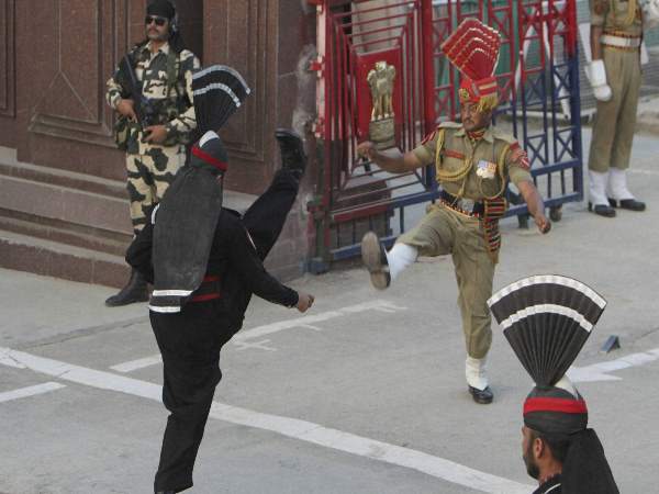 वाघा बॉर्डर पर होता है स्वीट एक्सचेंज