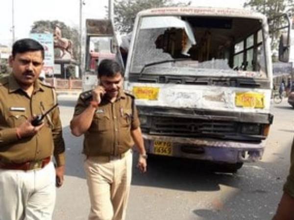 बस में लगा दी आग