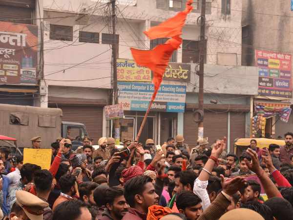 गेरुआ धारियों का बवाल