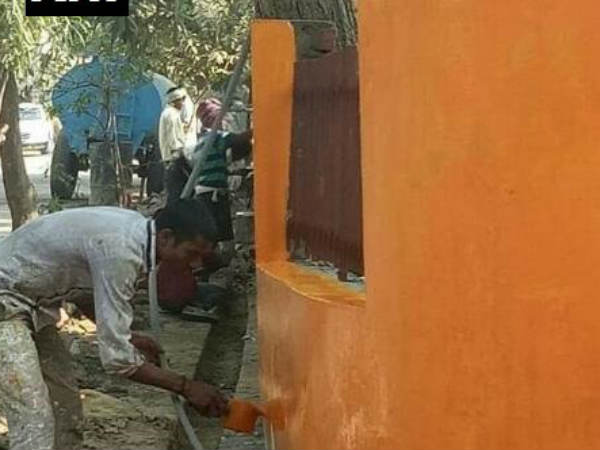 स्कूल में बैग भी भगवा रंग का