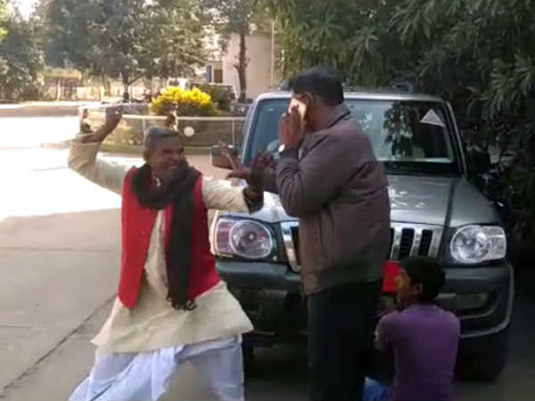 VIDEO: चेकिंग करने पहुंचे DTO के साथ बीजेपी नेता ने की मारपीट, गाली दी और फाड़ दिए कपड़े