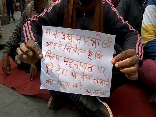 खून से पत्र लिखकर पीएम मोदी और सीएम योगी से फिल्म को बैन करने की मांग