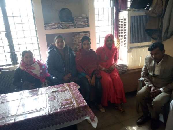 पेट में दर्द का बहाना कर फरार