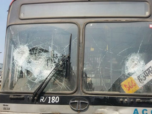 #bhima कई इलाकों की बसों में तोड़फोड़, स्कूल-कॉलेज बंद #bhima कई इलाकों की बसों में तोड़फोड़, स्कूल-कॉलेज बंद