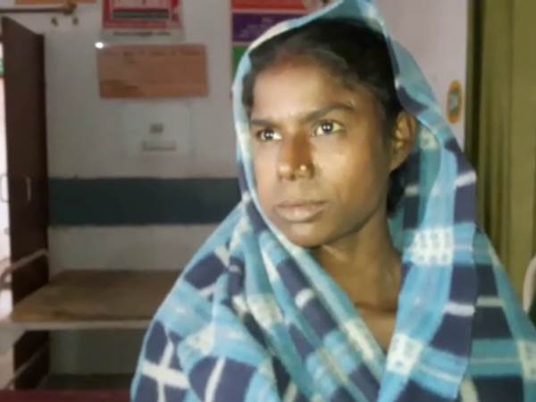Aadhar Card: A woman gave birth to child on hospital gate in Jaunpur