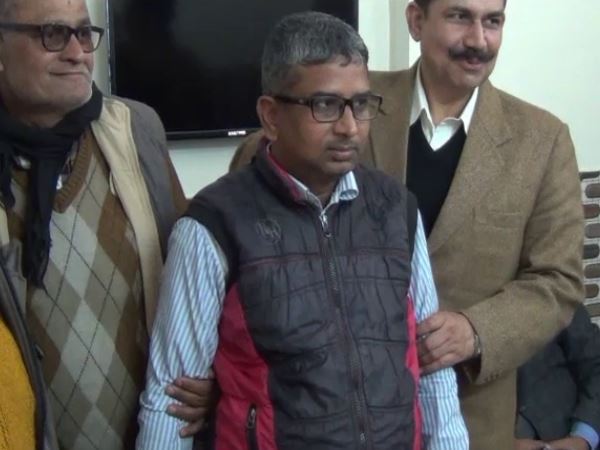 रंगे हाथों पकड़े गए अभियंता