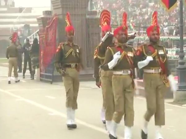 Republic Day: वाघा बार्डर पर हुई बीटिंग रिट्रीट, नहीं हुआ मिठाई का आदान प्रदान