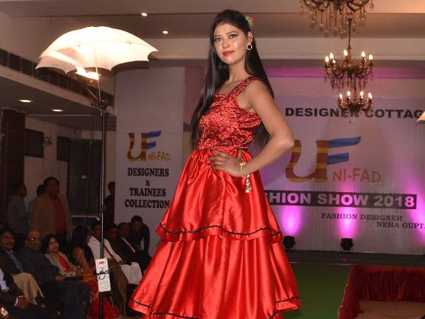 मॉडल्स ने नई-नई ड्रेस पहन कर रैम्प पर वॉक किया