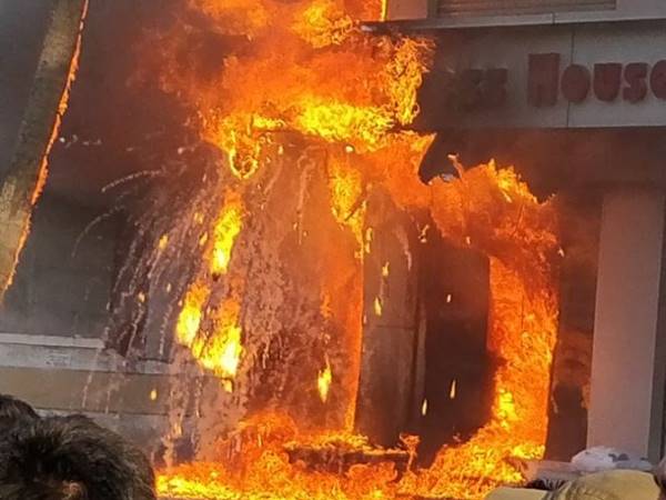 दमकल की 6 गाड़ियां आग बुझाने पहुंचीं