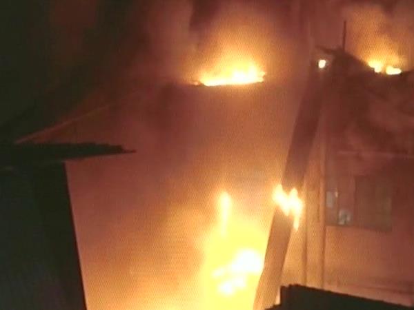 दिल्ली के उद्योग नगर की फैक्ट्री में लगी आग, पहुंची दमकल की 25 गाड़ियां