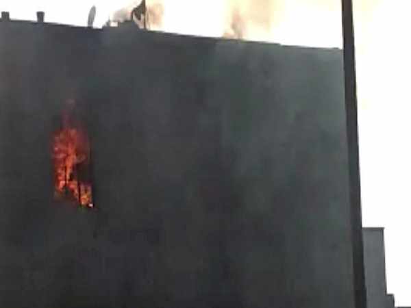 फैक्ट्री की पहली मंजिल से कूद गया फैक्ट्री की पहली मंजिल से कूद गया