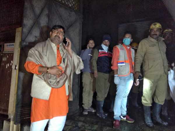 दो महिलाओं के शव थे लिपटे दो महिलाओं के शव थे लिपटे