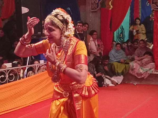 Hema Malini dance in Radha Raman Temple in Mathura Hema Malini dance in Radha Raman Temple in Mathura