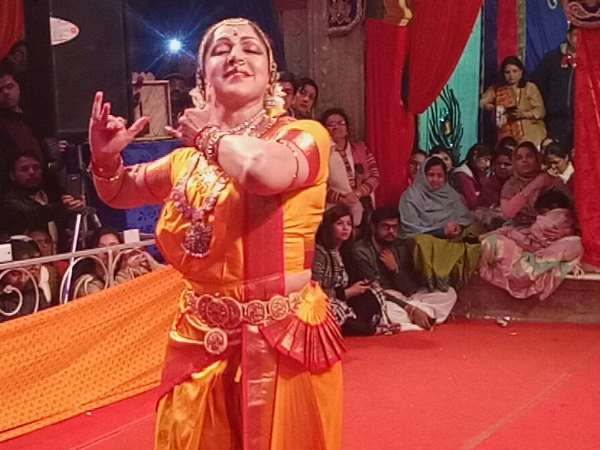 Hema Malini dance in Radha Raman Temple in Mathura Hema Malini dance in Radha Raman Temple in Mathura