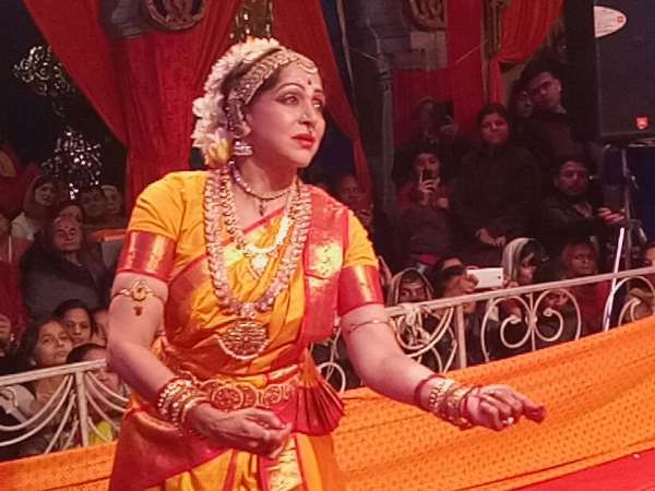 Hema Malini dance in Radha Raman Temple in Mathura Hema Malini dance in Radha Raman Temple in Mathura