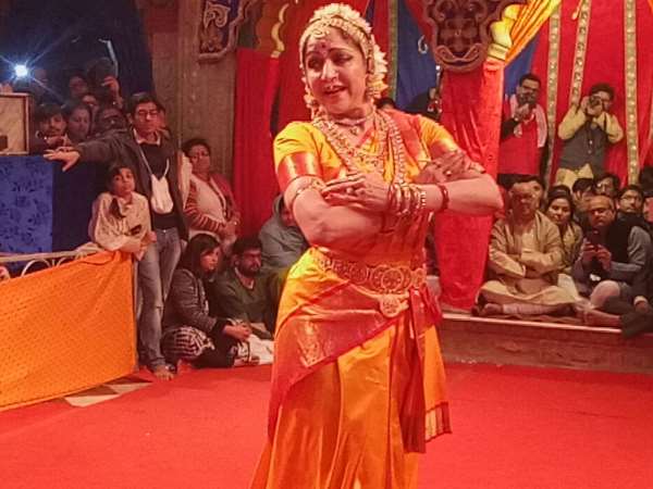 Hema Malini dance in Radha Raman Temple in Mathura Hema Malini dance in Radha Raman Temple in Mathura