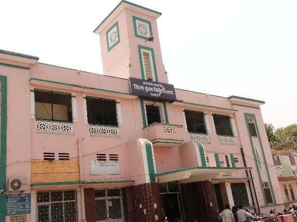  A Jemadar injecting medicine to patient who died in Raebareli district hospital