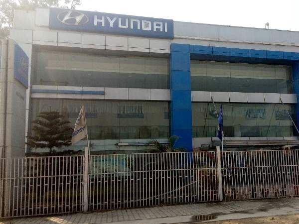 नकदी समेत कार पार्ट्स ले गए चोर