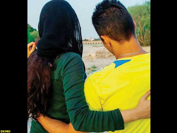बांड भरवाकर पुलिस ने लड़कियों को छोड़ा