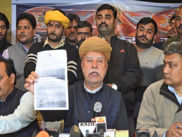 करणी सेना का जबरदस्त विरोध
