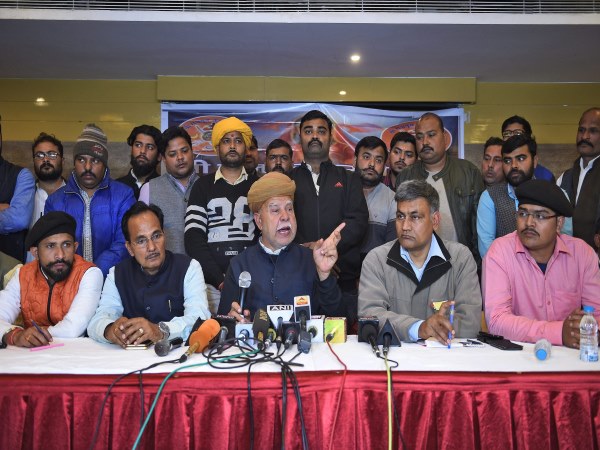 राजमार्गों को अवरुद्ध कर दिया