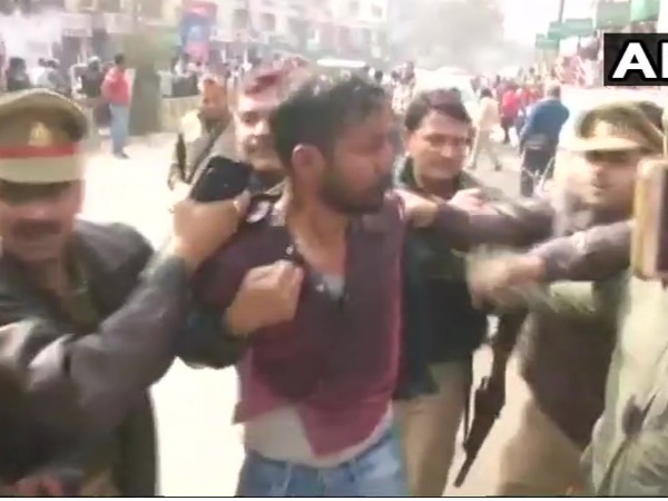  महिलाएं नंगी तलवारें लेकर निकली सड़कों पर