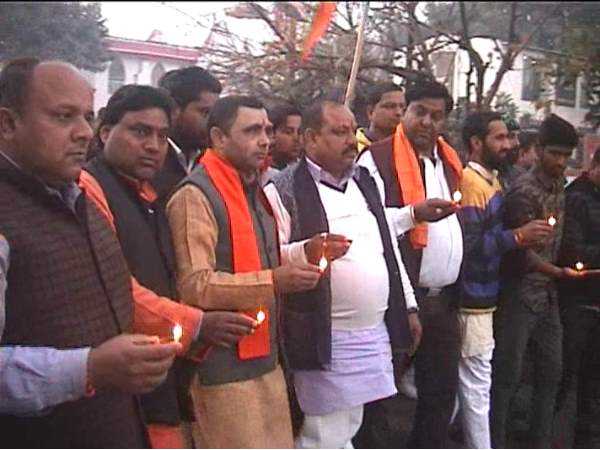 2 करोड़ रूपये, फ्लैट और सरकारी नौकरी देने की मांग