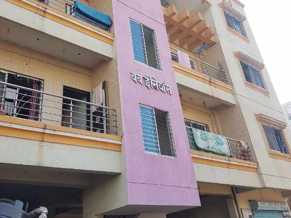 A child fell from two storied building in Pune and died