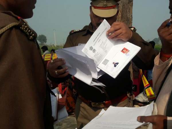 Father of three children married with lover found hanging on tree in Mainpuri