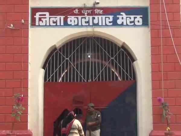 शौचालय में गमछे से लटकी मिली लाश