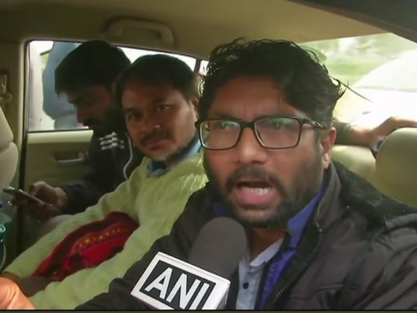 LIVE: हुंकार रैली पर अड़े मेवाणी, कहा-रोक सको तो रोक लो 