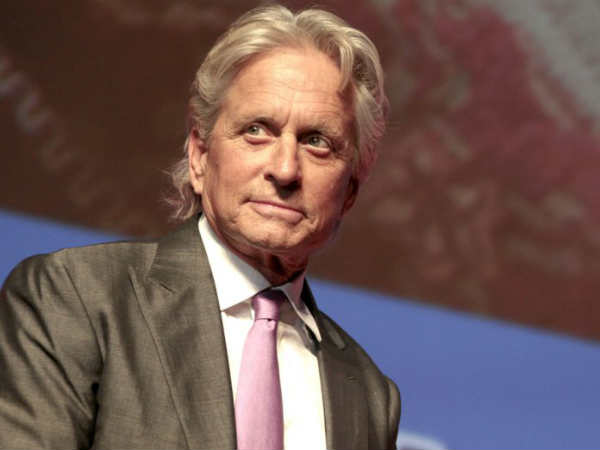 बेल्‍ट खोला और पैंट के अंदर हाथ डाल लिया