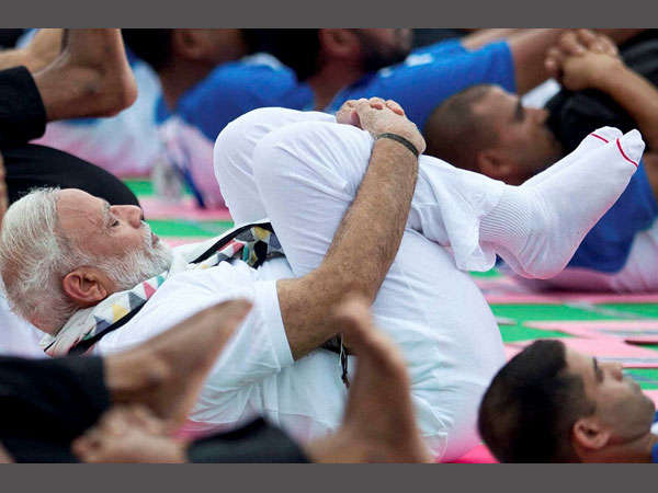 आयुर्वेद व योग अहमजागरण मंच ने योग और आयुर्वेद के क्षेत्र को रोजगार देने के लिए काफी अहम माना है, उसका कहना है कि सरकार का इस ओर ध्यान जाना चाहिए और लोगों को अधिक फंड मुहैया कराना चाहिए, क्योंकि ये लोग एक साथ दो उद्देश्यों की पूर्ती कर सकते हैं, पहला यह कि इससे रोजगार सृजन होगा तो दूसरी ओर लोगों को सस्ता इलाज हासिल करने में भी सुविधा होगी। 