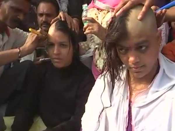 महिलाओं ने कराया था मुंडन