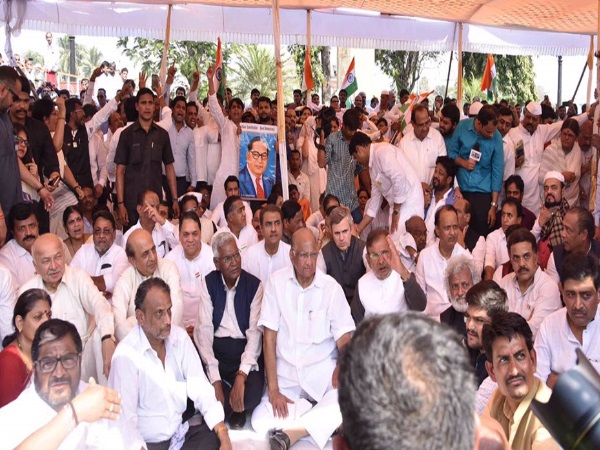 हार्दिक पटेल और अल्पेश ठाकुर भी हुए शामिल