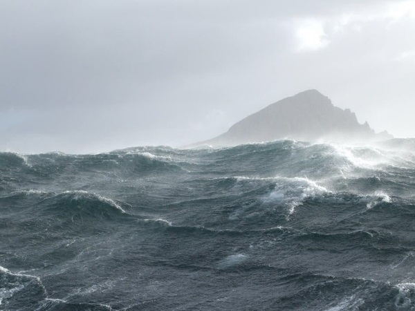 केपह़ॉर्न में कई मीटर उंची उठती हैं लहरें केपह़ॉर्न में कई मीटर उंची उठती हैं लहरें