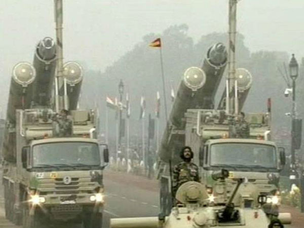 Republic Day Live: राजपथ पर उतरे ब्रह्मोस से लेकर T-70 टैंक