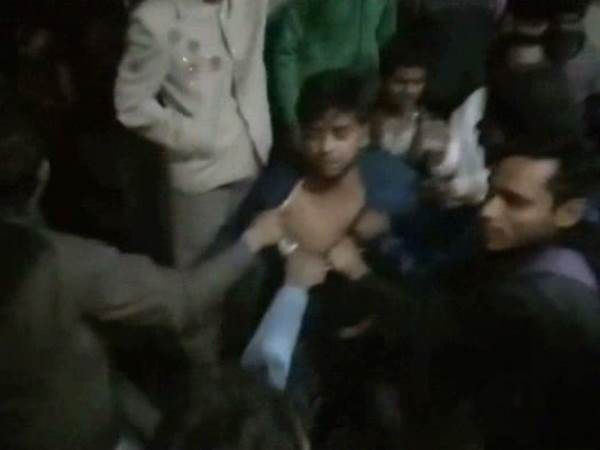 Video of mobile thief beaten on railway platform in Kanpur Video of mobile thief beaten on railway platform in Kanpur