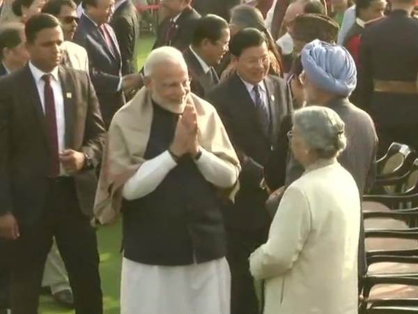 देशभर में मनाया जा रहा गणतंत्र दिवस देशभर में मनाया जा रहा गणतंत्र दिवस