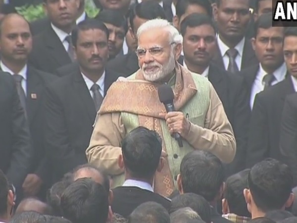 पीएमओ कर्मचारियों से मिले पीएम, कहा- हैप्पी न्यू ईयर पीएमओ कर्मचारियों से मिले पीएम, कहा- हैप्पी न्यू ईयर