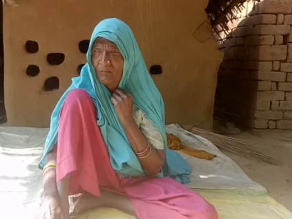 आंखों की रोशनी गंवा चुकी नैनी देवी