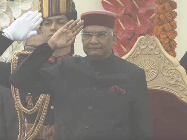राष्ट्रपति रामनाथ कोविंद ने तिरंगे को दी सलामी 