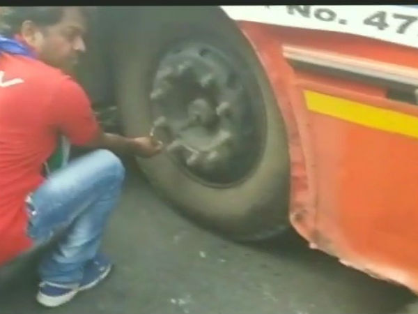 LIVE: प्रदर्शनकारियों ने रोकीं बसें, टायर पंक्चर किए