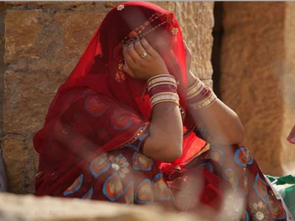 युवकों के खिलाफ समाज के लोग युवकों के खिलाफ समाज के लोग