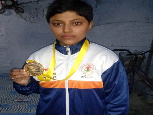 raebareli girl saba won gold medal in grappling championship in uttar pradesh